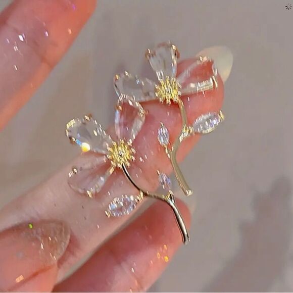 🌺 Betsey Johnson stunning crystal flower earrings 🌺 - Picture 4 of 7